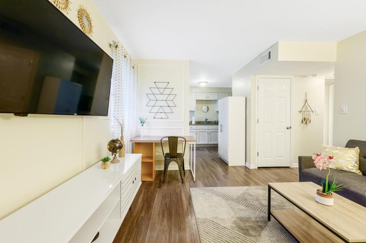Dapper Digs - King Bed - Long Term Stays - Duke Дарем Экстерьер фото